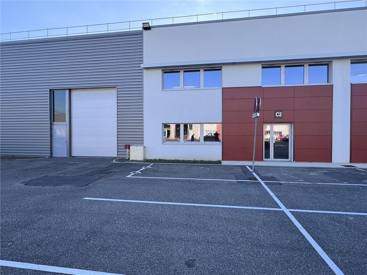 A louer à SAINT PRIEST, une cellule de 643 m² non