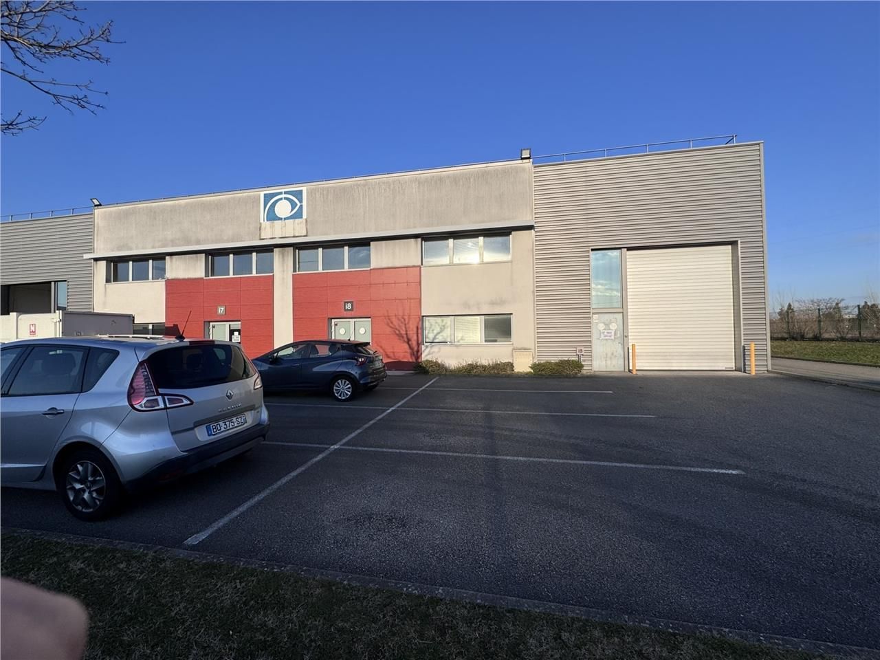 Découvrez avec SAVILLS : des locaux d'activité ré