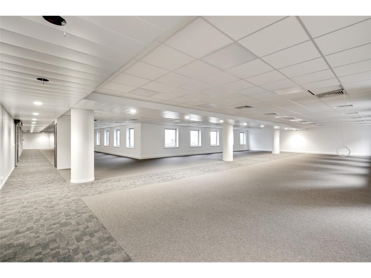 Savills vous propose à la location 6272 m² de bur