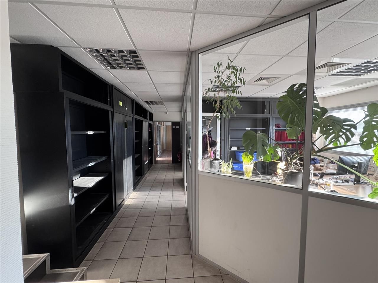 Découvrez avec SAVILLS : des locaux d'activité ré