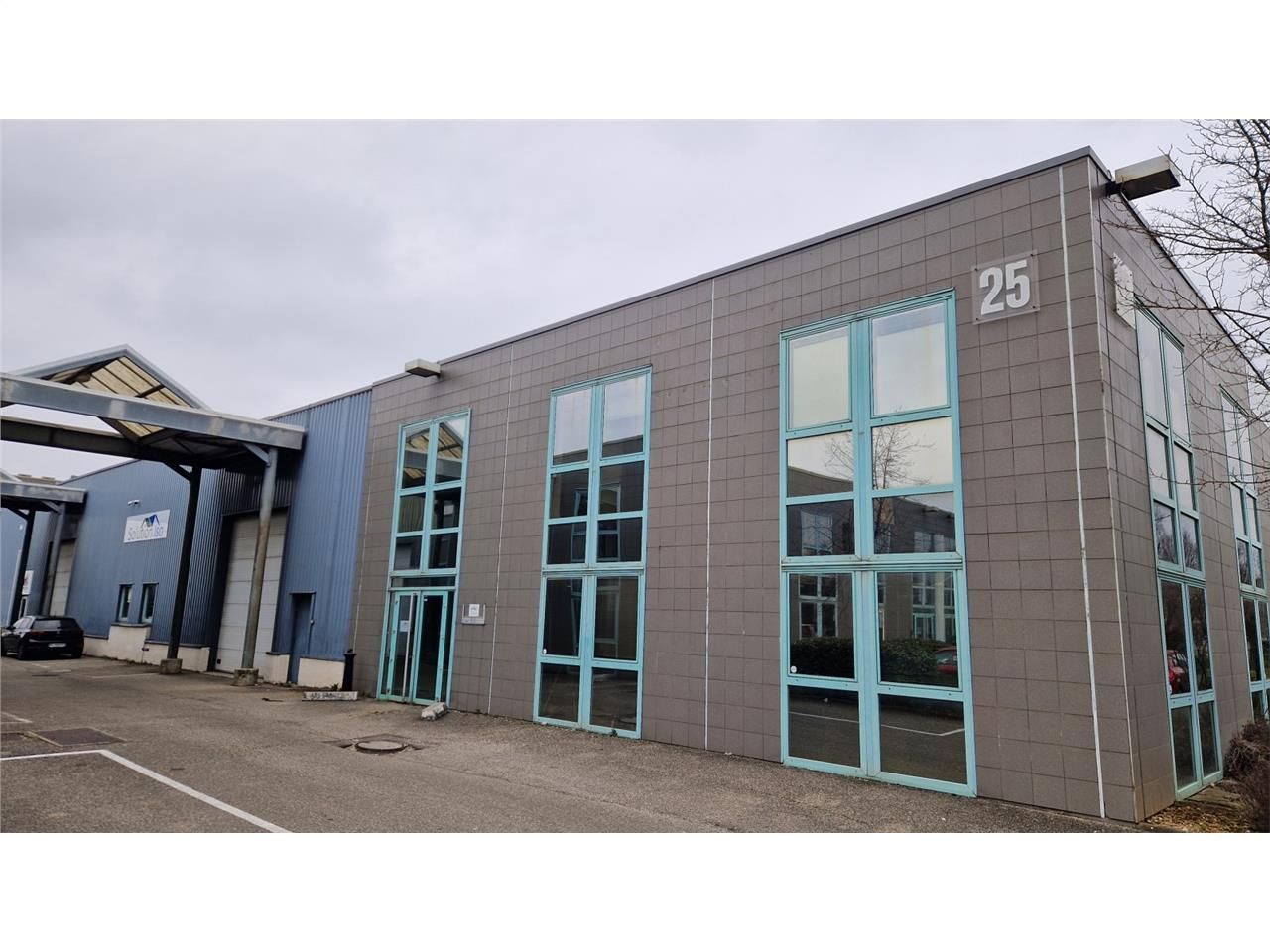 Lot mixte d'activité et de bureaux disponible à l