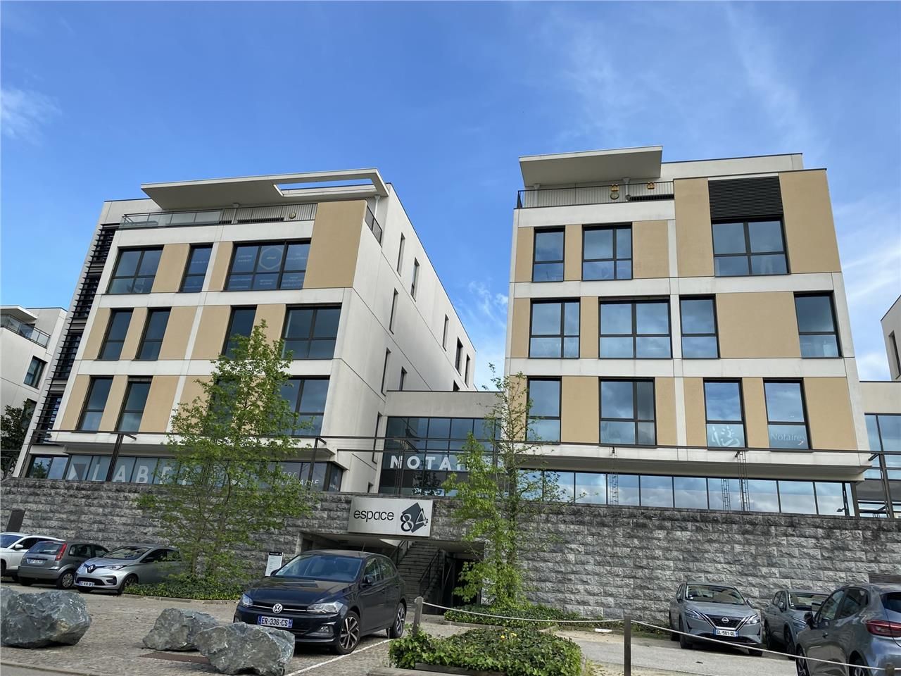 Savills vous propose des bureaux cloisonnés, clim