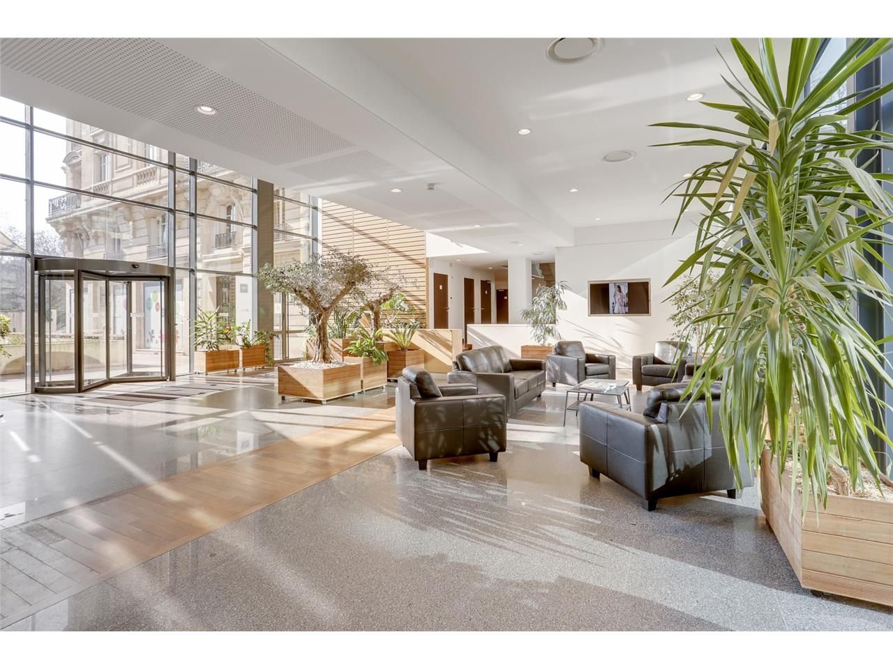 Situé à Levallois-Perret, dans un immeuble de bon