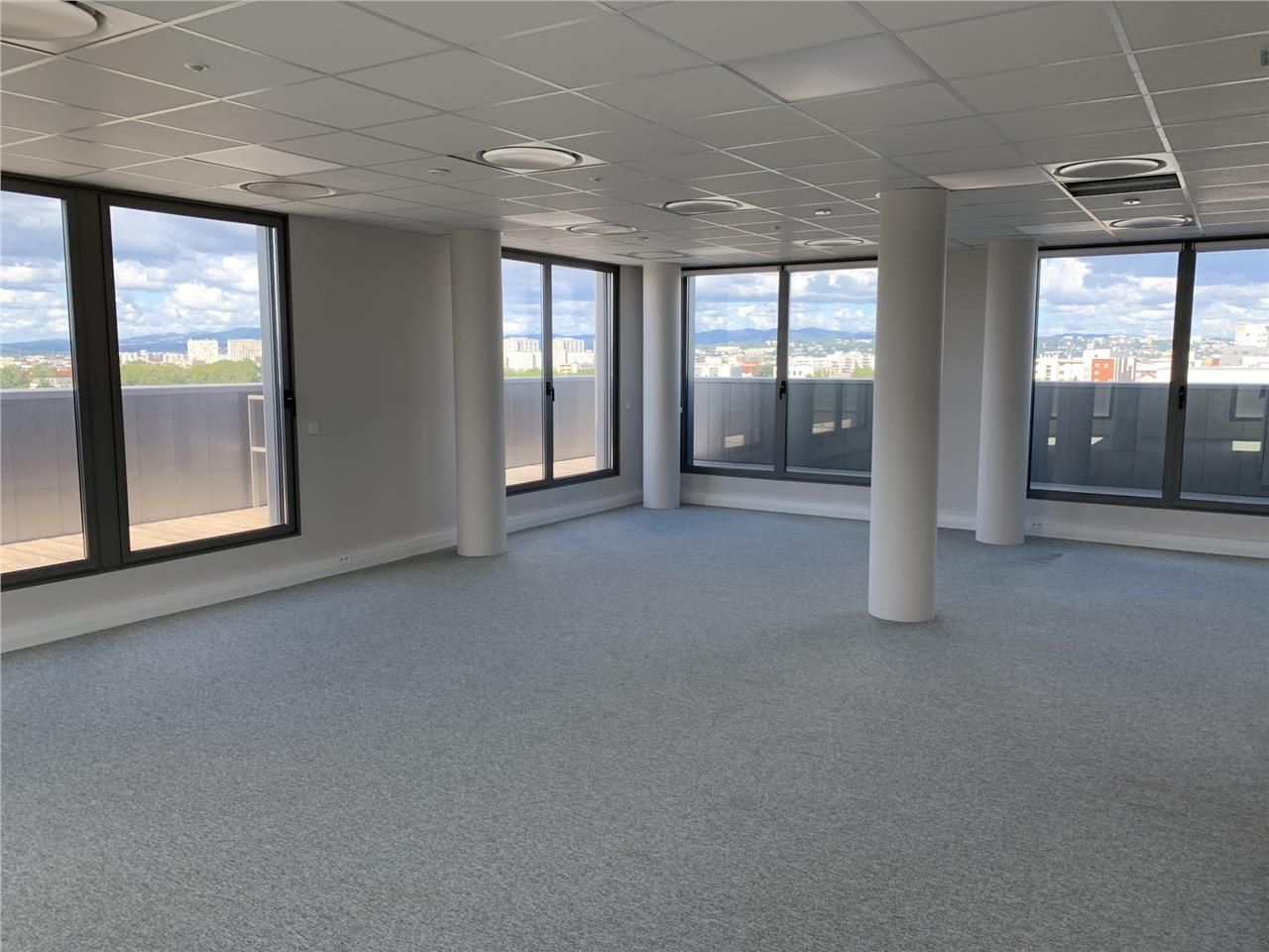 Dans le nouveau quartier Mermoz, à proximité du B