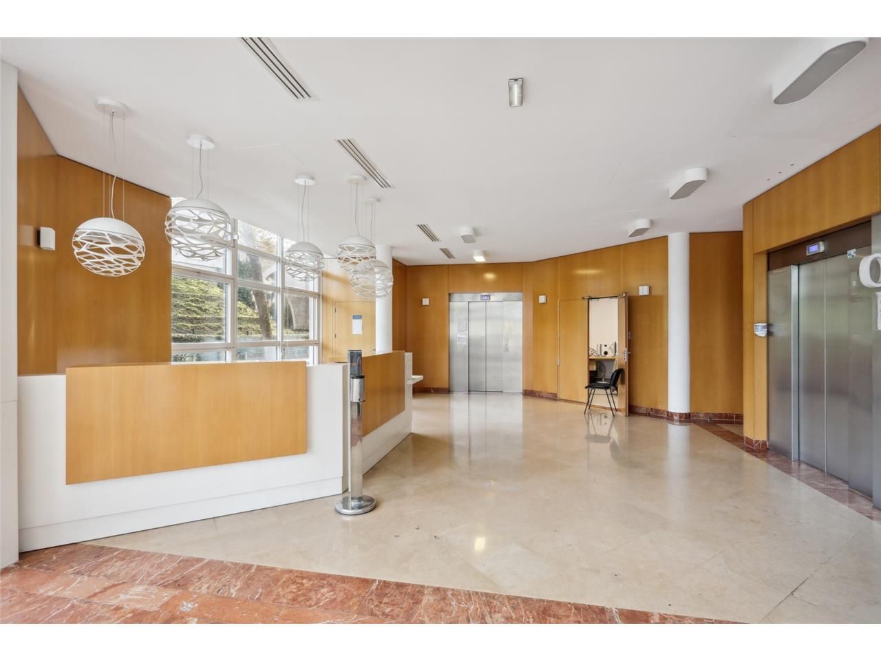 Savills vous propose à la location 500 m² de bure