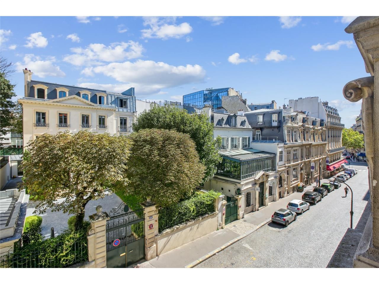 SAVILLS vous propose à la location 421m² de burea