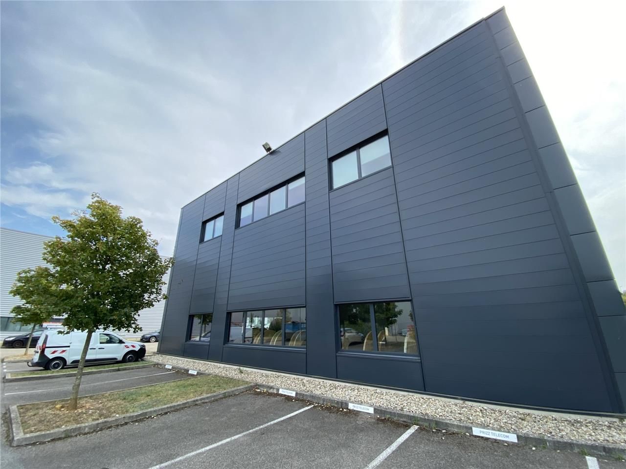 SAVILLS vous propose à la location deux lots de b