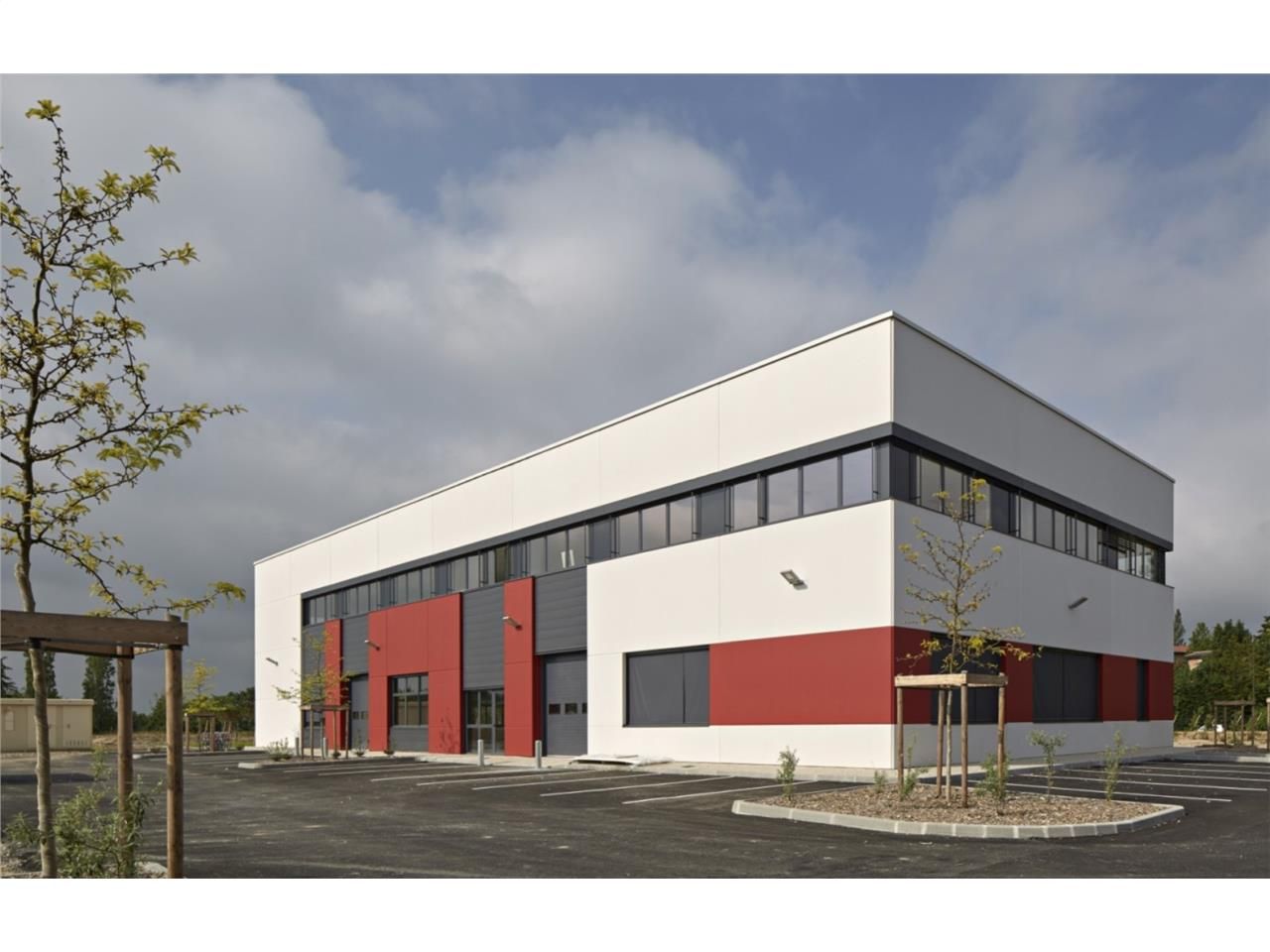 SAVILLS vous propose à la location plusieurs surf