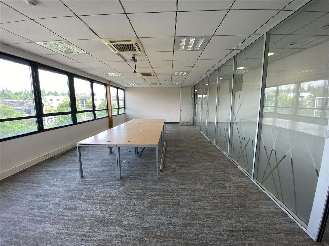 Savills vous propose à la location une  surface d