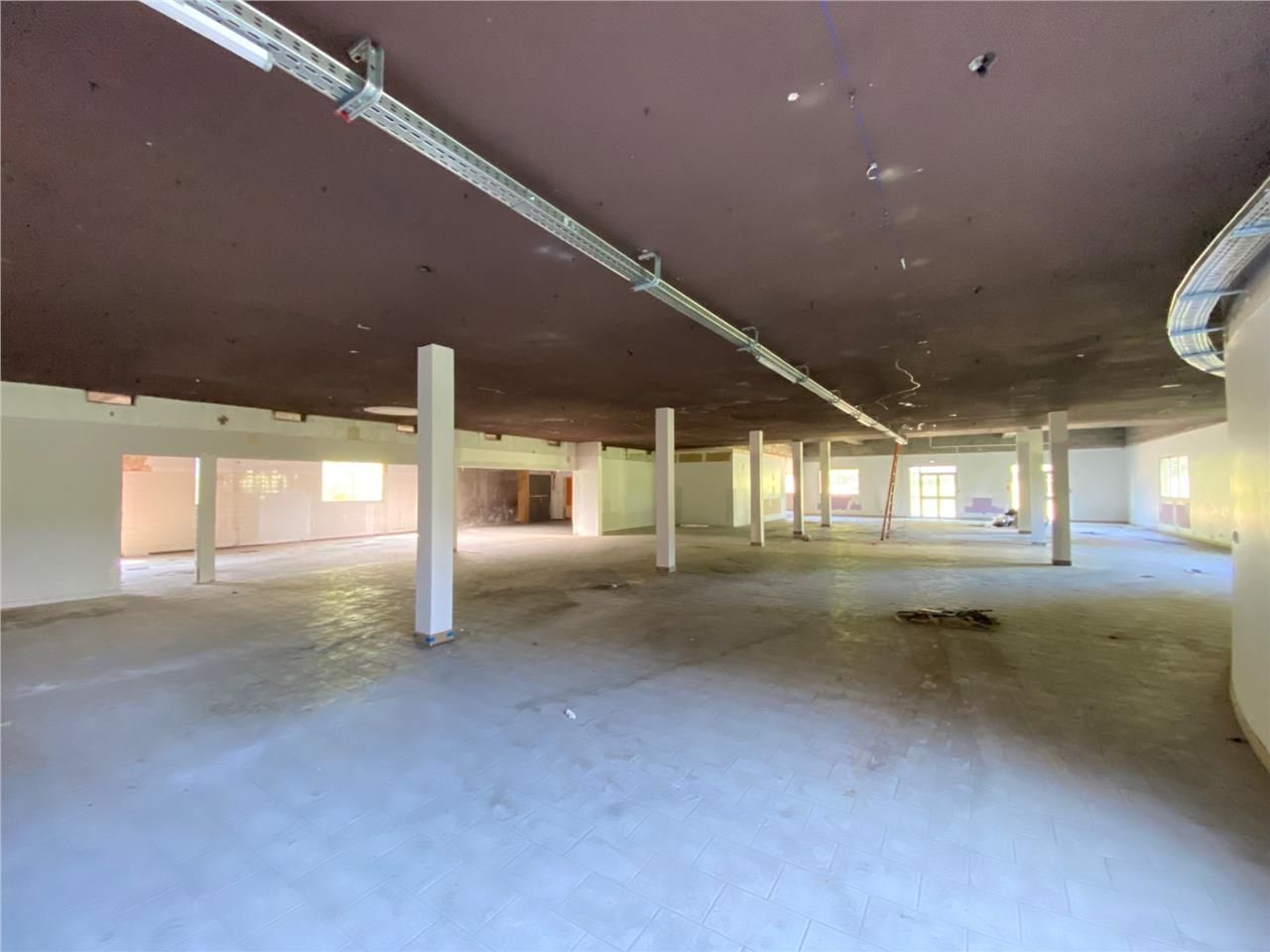 SAVILLS vous propose à la location un local d'act