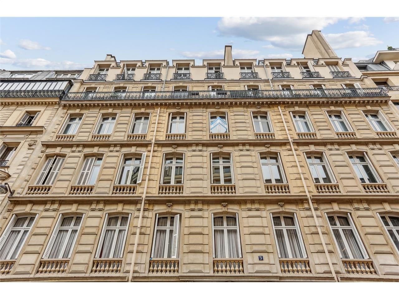 Rue de Téhéran, dans un bel immeuble haussmannien