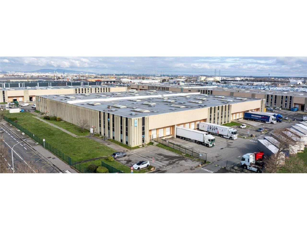 SAVILLS vous propose à la location un entrepôt av