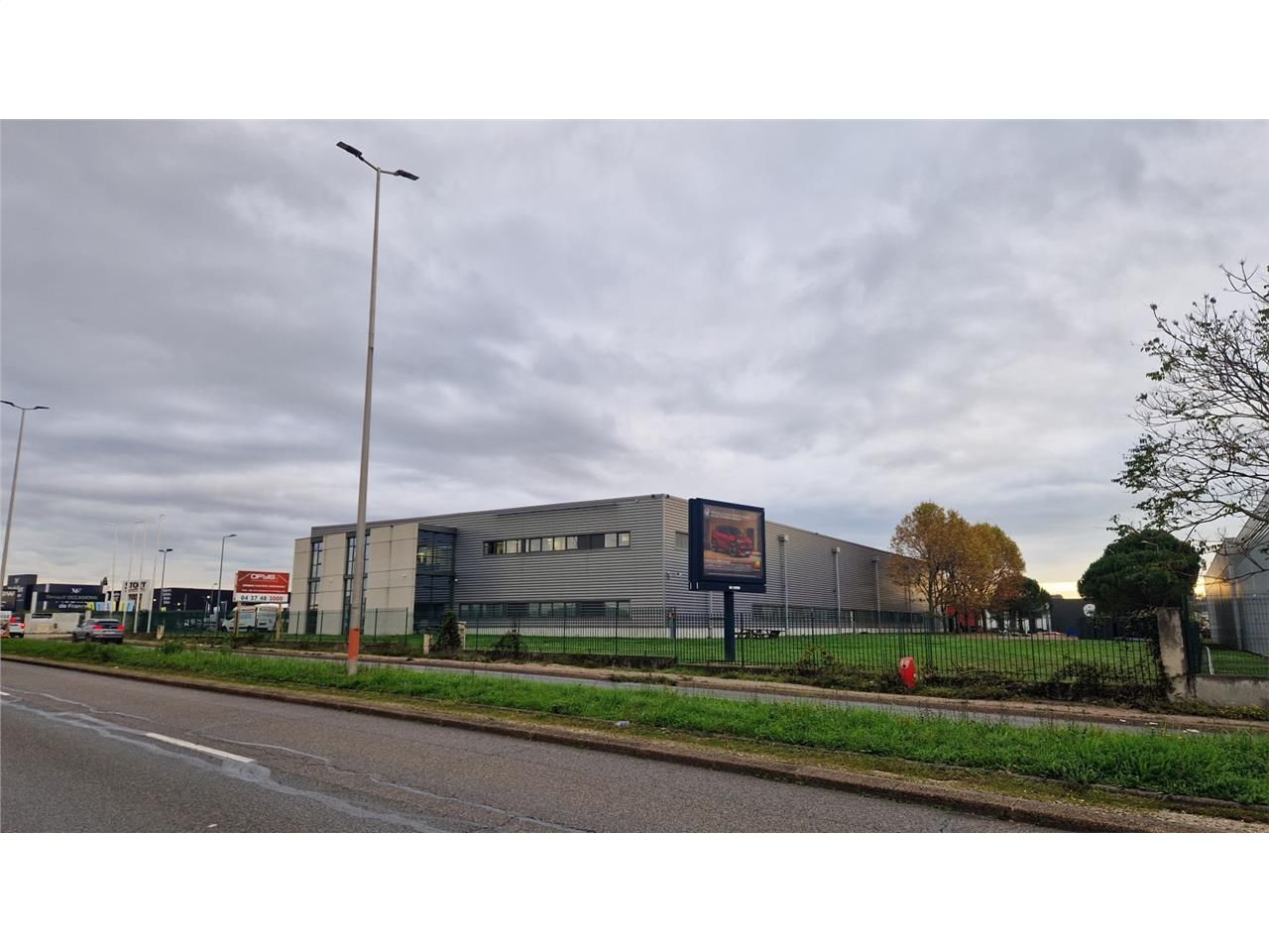 A LOUER - SAINT PRIEST 69800 - Visibilité excepti