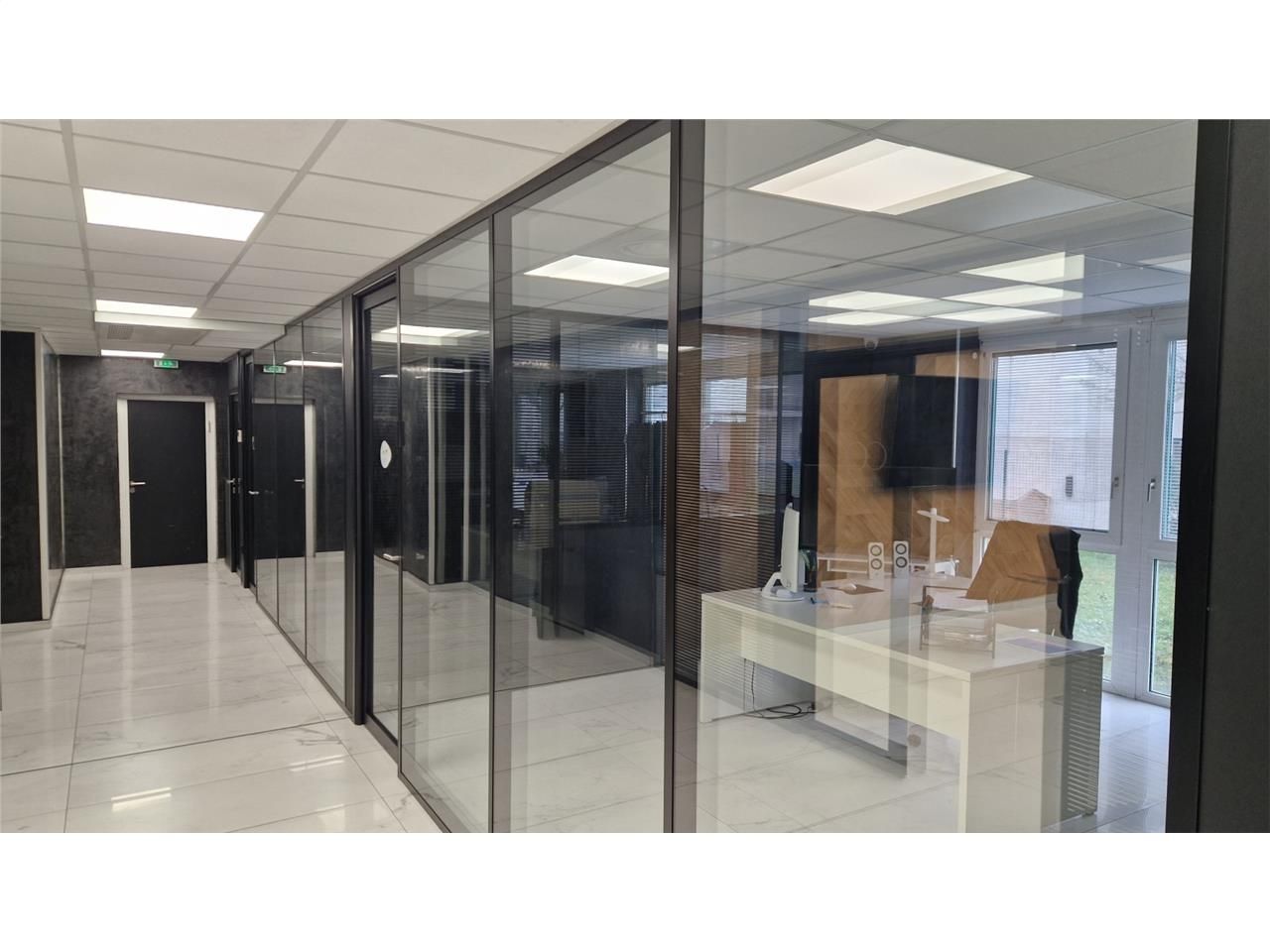 Lot mixte d'activité et de bureaux disponible à l