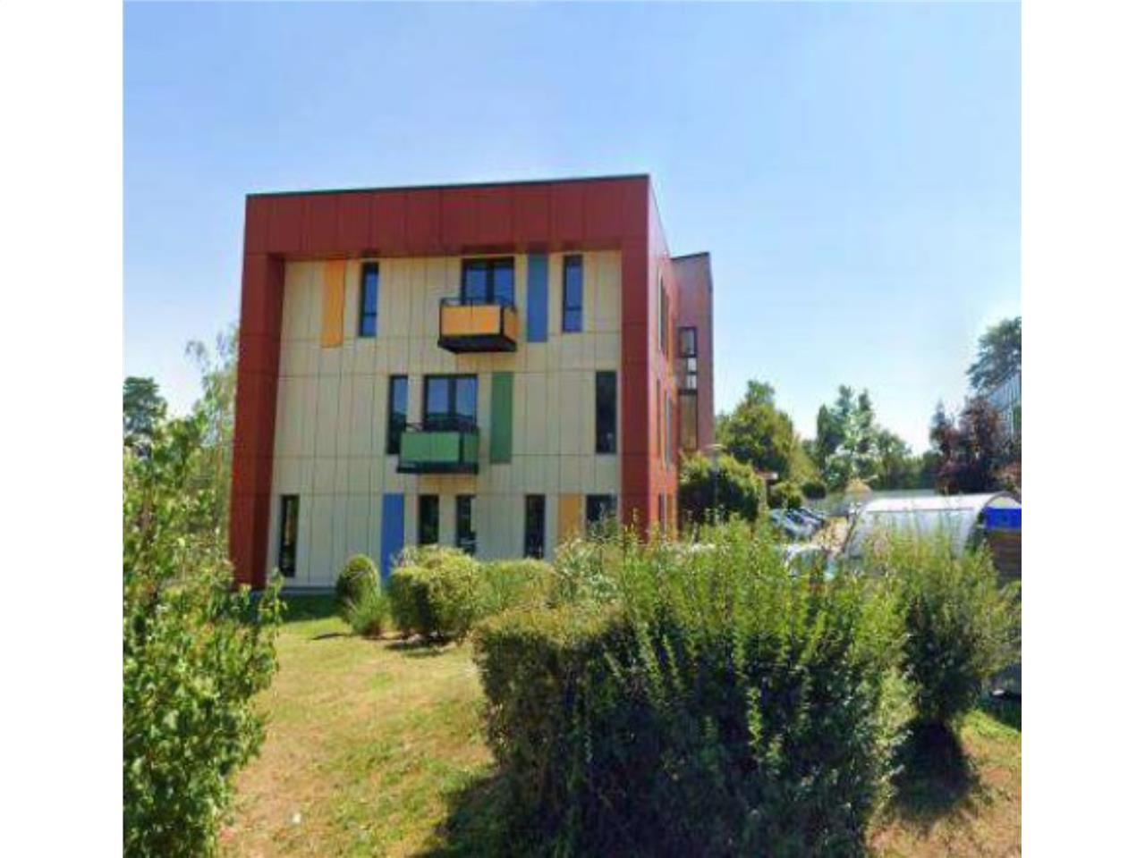 Savills vous propose à la location 213 m² de bure