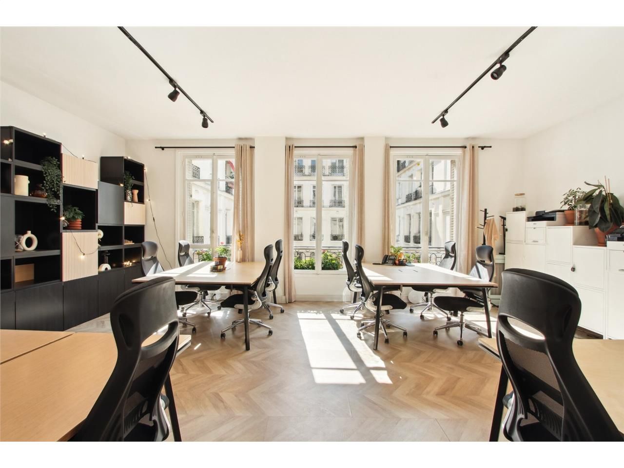 Bureaux modernes à louer à Paris, offrant un espa