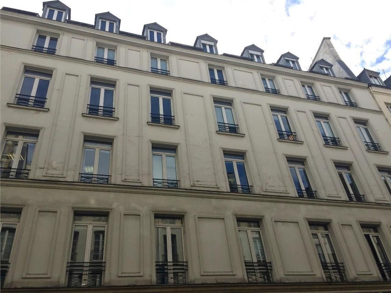 Le 10 Rue du Faubourg Montmartre est situé dans l