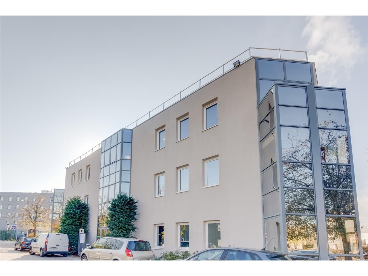 Savills vous propose 152 m² de bureaux à louer à 