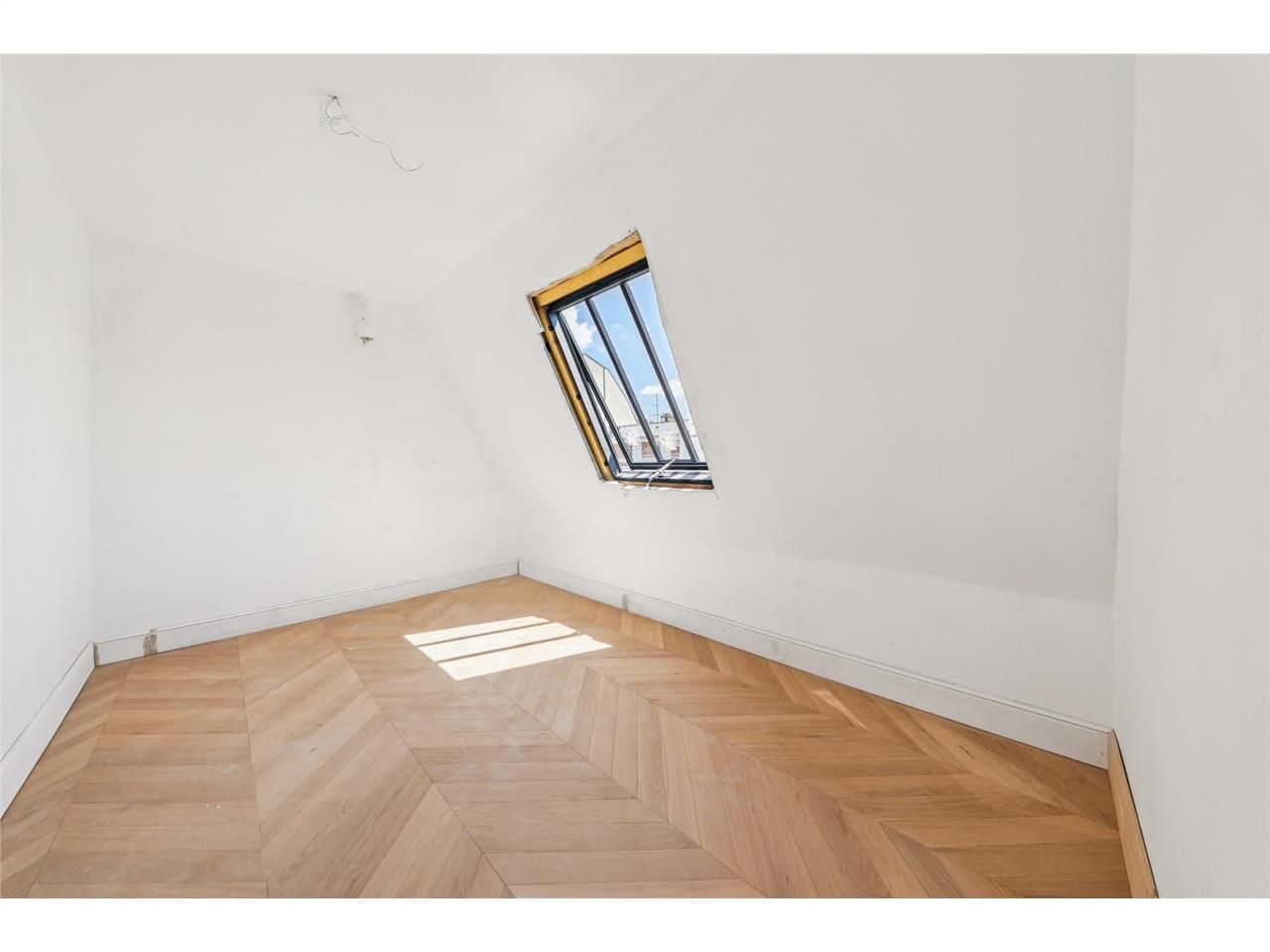 Savills vous propose à la location un superbe Hôt