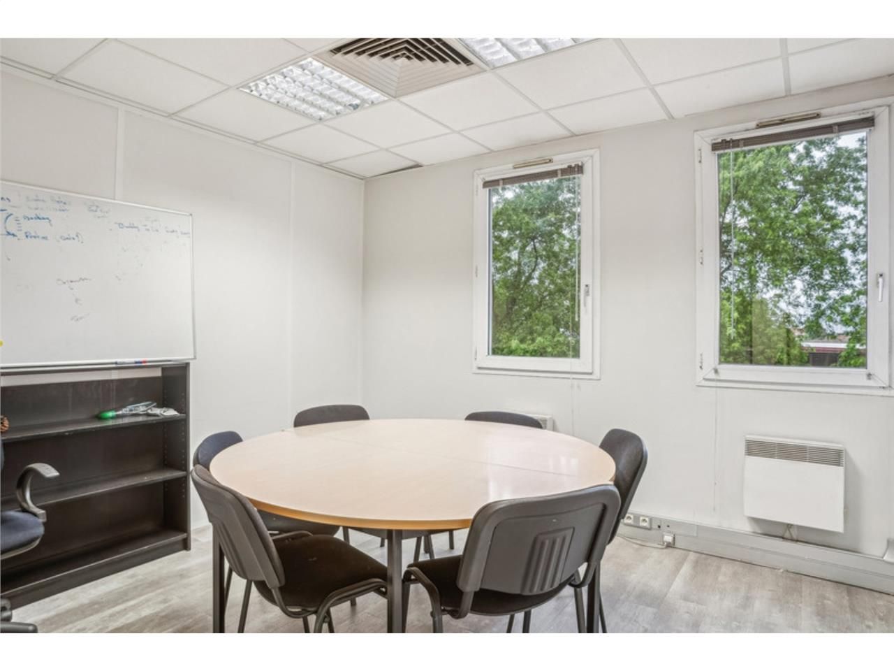 Savills vous propose 152 m² de bureaux à louer à 