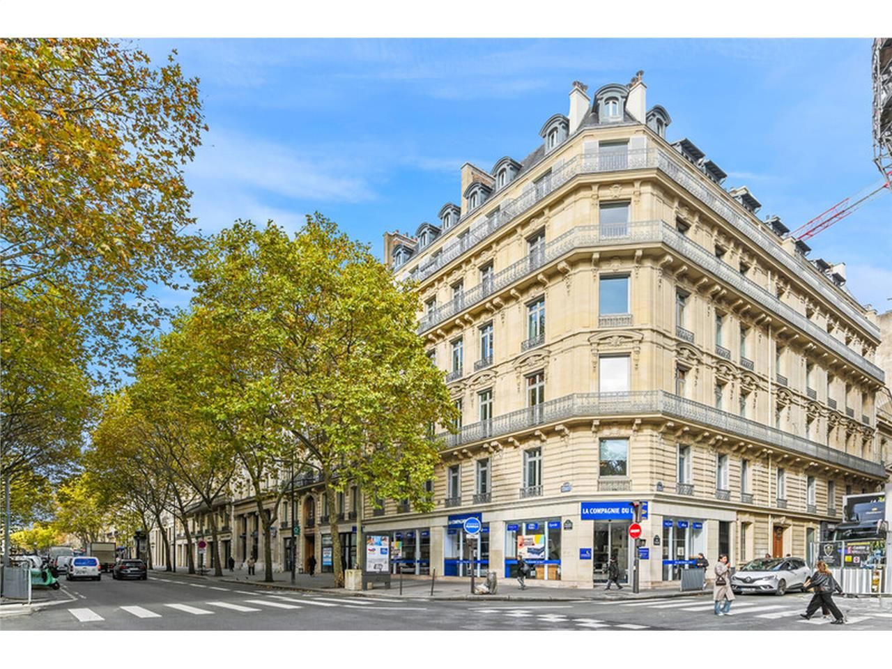 Savills vous propose 520 m² de bureaux à louer à