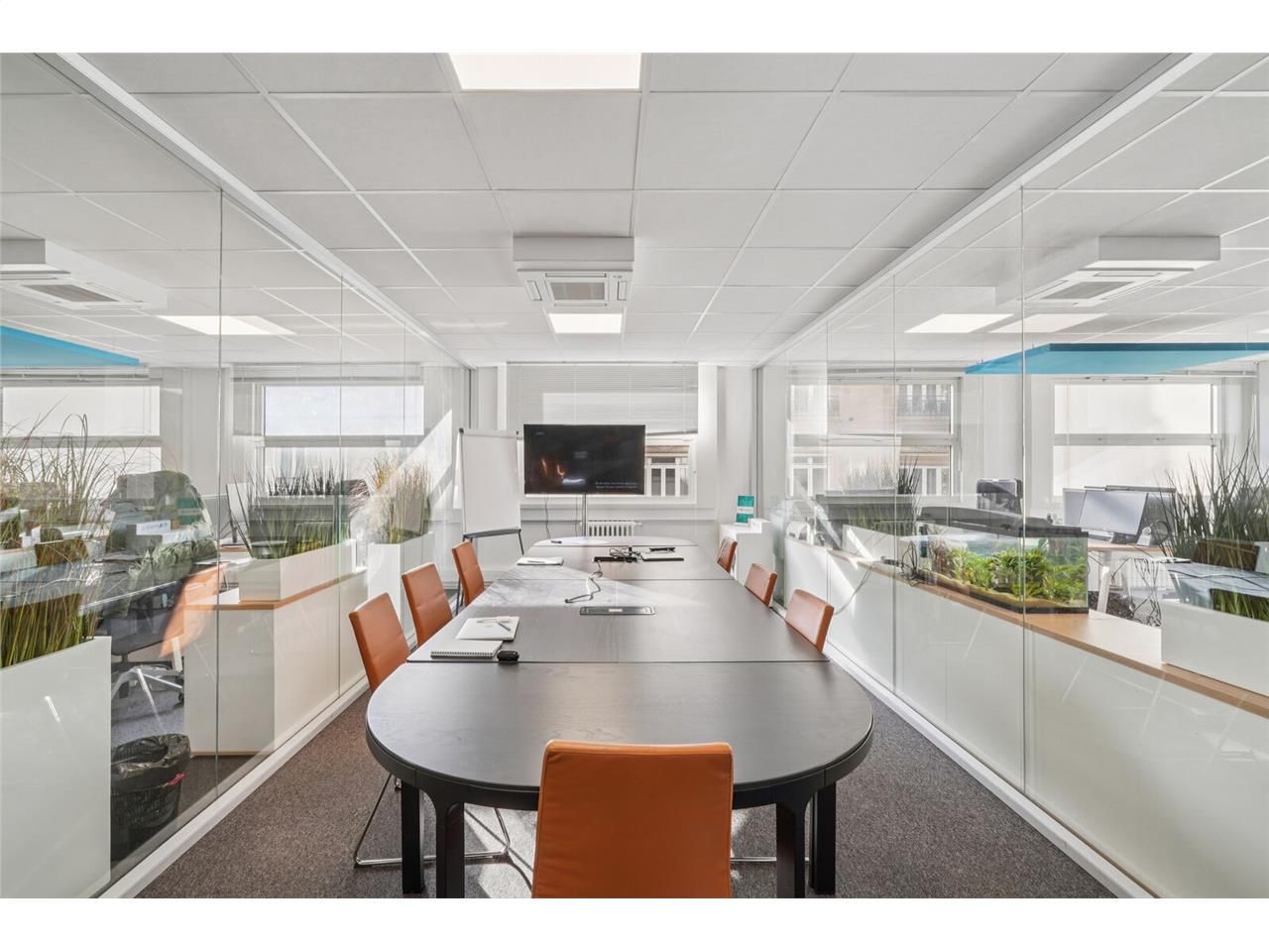 Savills vous propose 330 m² de bureaux à louer, r