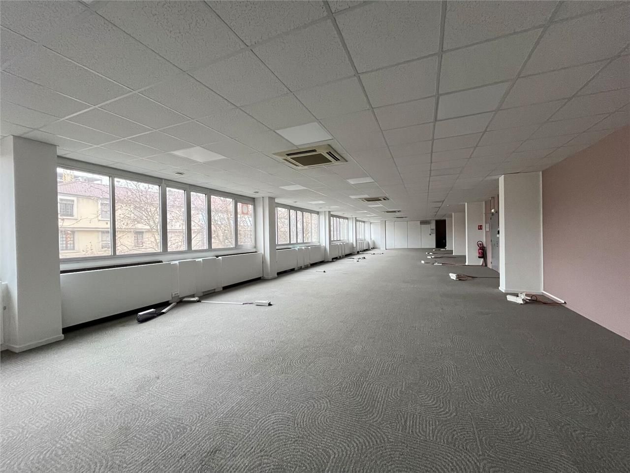 Savills vous propose des bureaux à louer de 100 m