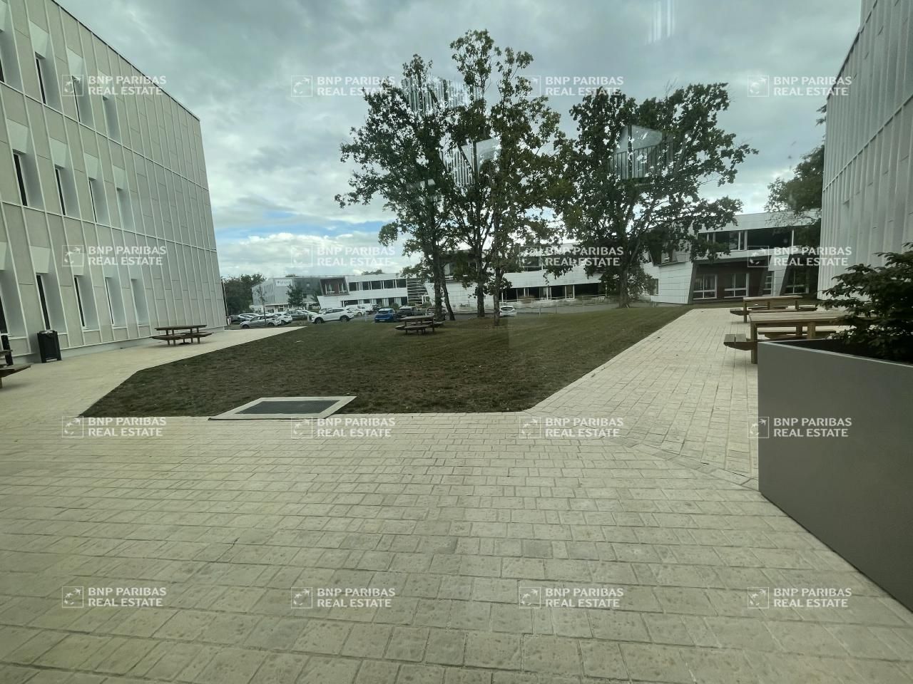 1104.2 m² pour ce bureaux en location à Olivet