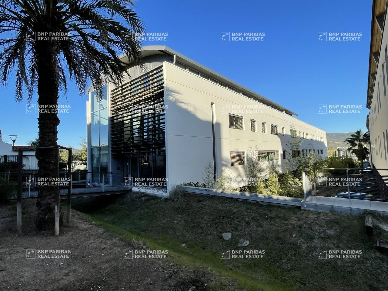 Location Bureaux 805 m² divisibles 83600 Fréjus