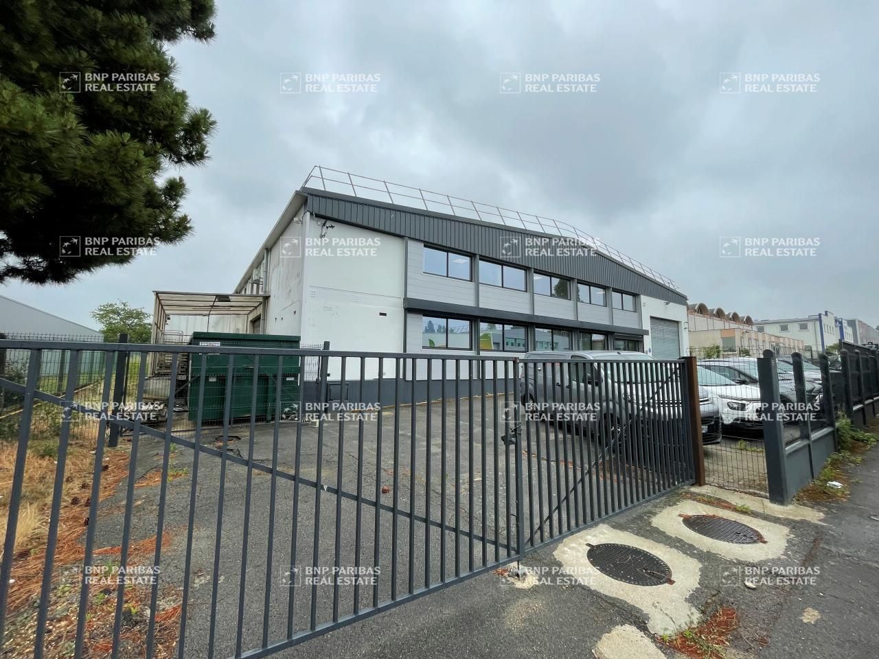 1415 m² pour ce activité en location à Morangis