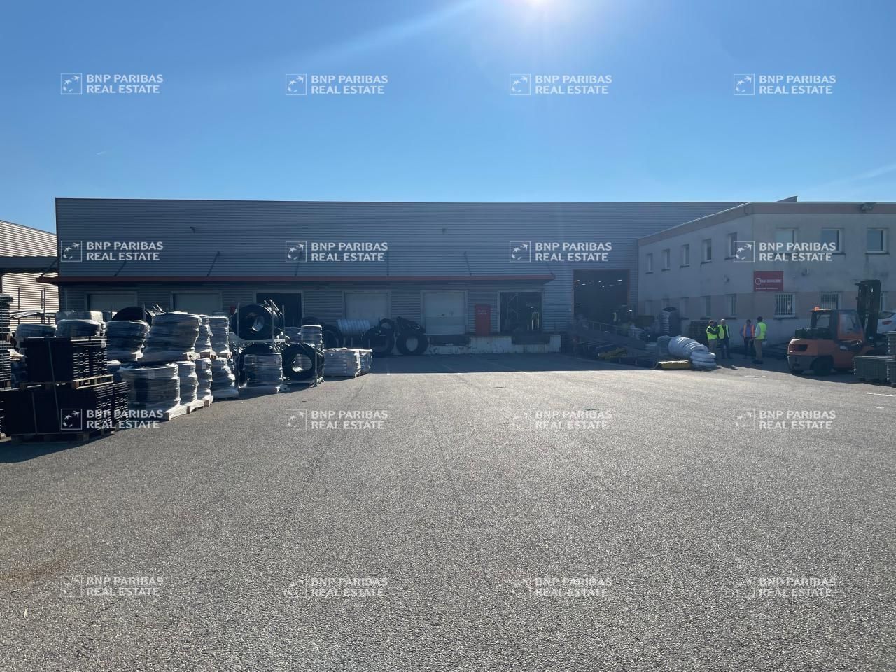 3350 m² pour ce activité en location à Saint laurent de mure