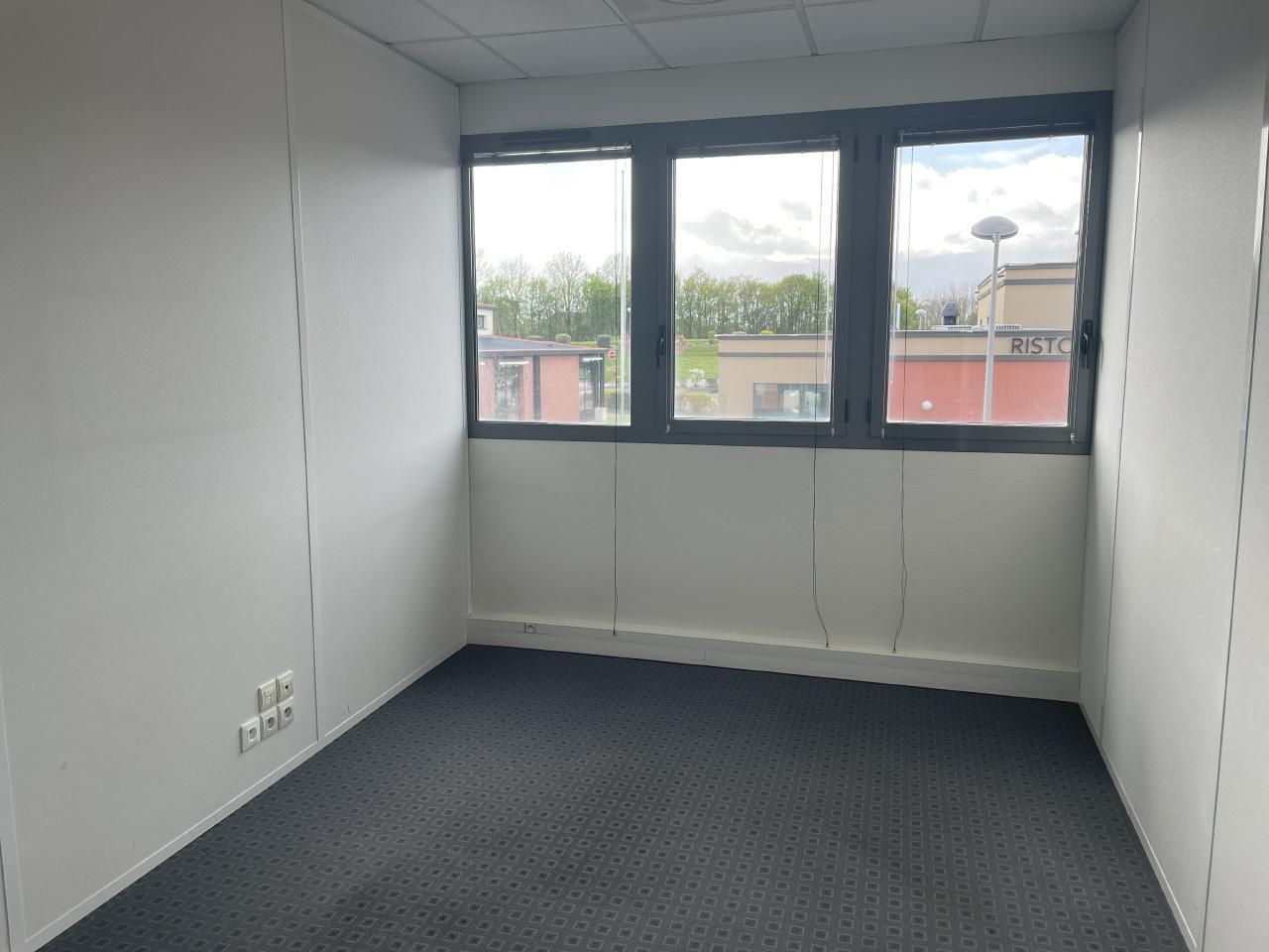 250 m² pour ce bureaux en vente à Saint-grégoire