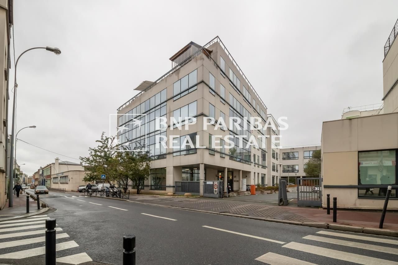 976 m² pour ce bureaux en location à Saint ouen