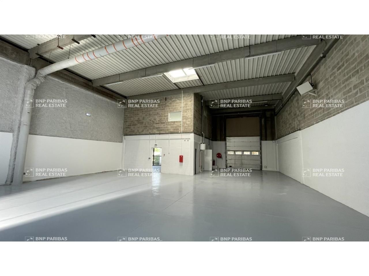 1752 m² pour cetentrepôts classe c en location à Coignières