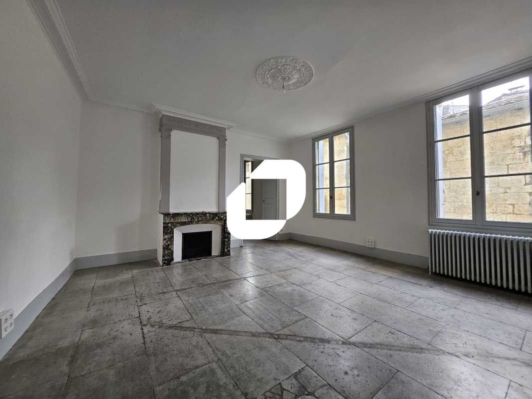 En plein coeur de l'écusson, dans une immeuble an