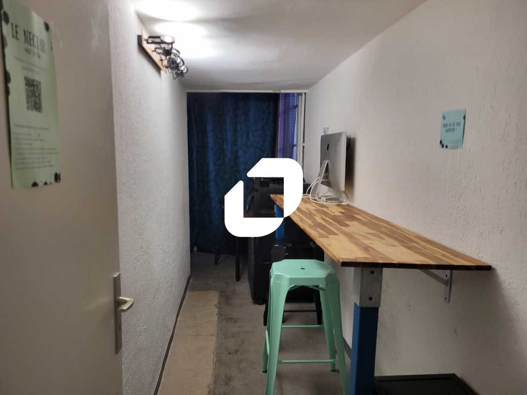 En plein coeur de l'écusson, dans une immeuble an