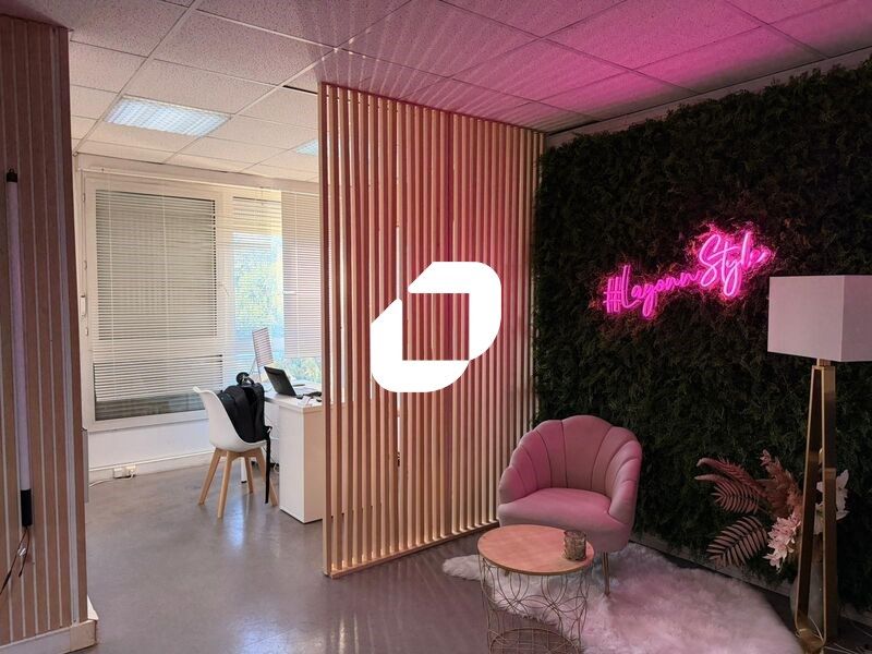 Petit prix, bureau à vendre avec parking et proch