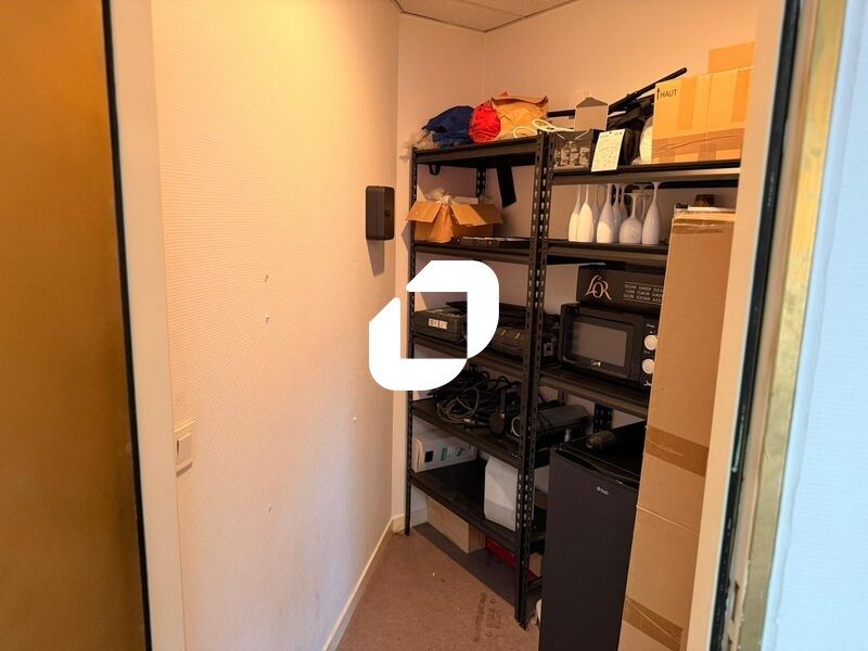 Petit prix, bureau à vendre avec parking et proch