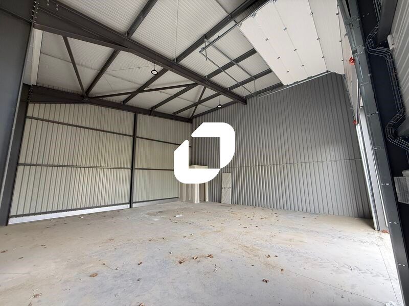 Situé au coeur de la zone d'activités Mercorent, 