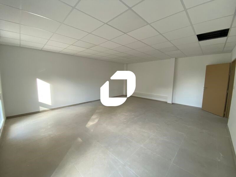 Situé au coeur de la zone d'activités Mercorent, 
