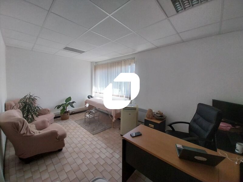 Bureau en étage à vendre proche Tram ! Plus de 60
