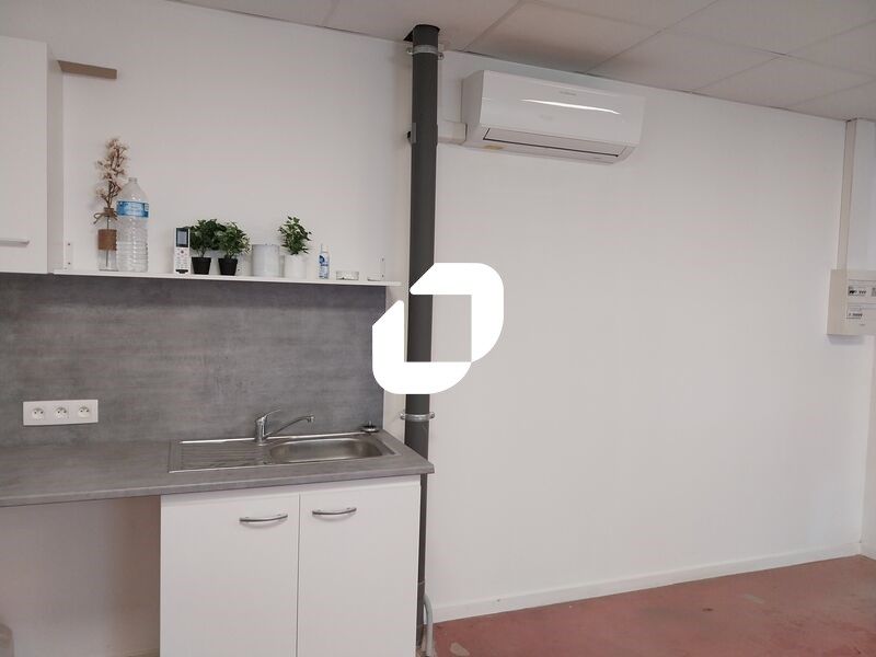 A proximité immédiate de la sortie d'autoroute Bé