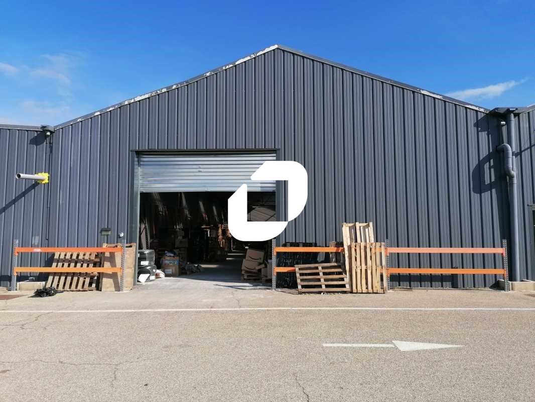 Au sud est de NIMES, à proximité  de la route de 