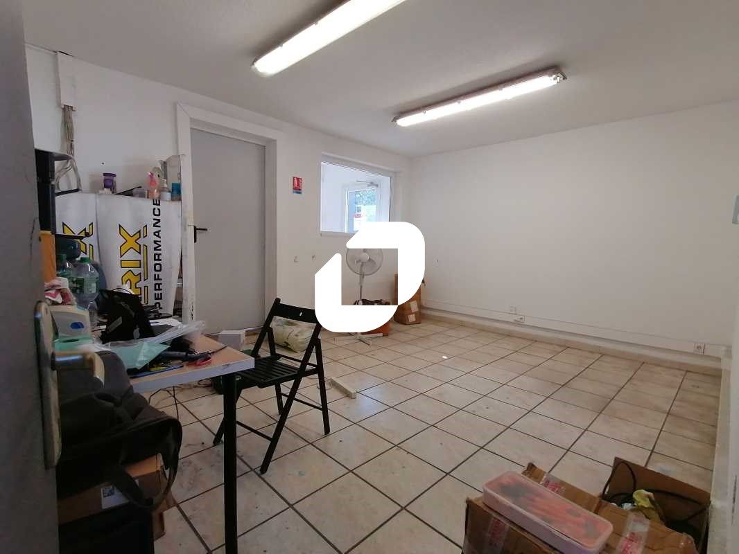 Au sud est de NIMES, à proximité  de la route de 