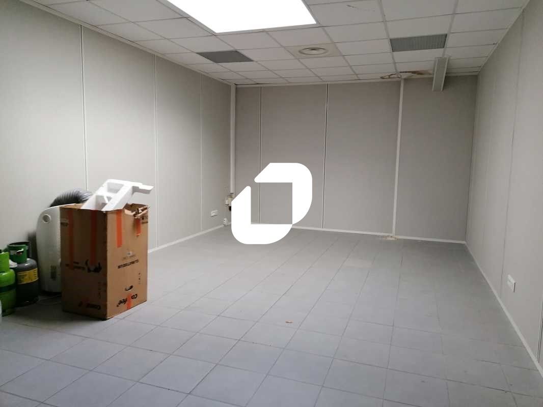 A l'est de Montpellier, dans une zone d'activité 