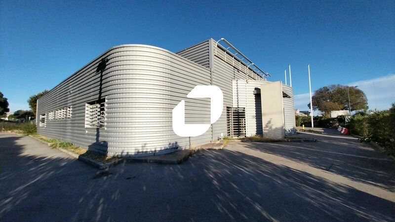 Locaux d'Activités de 616 m² non divisibles à Lou