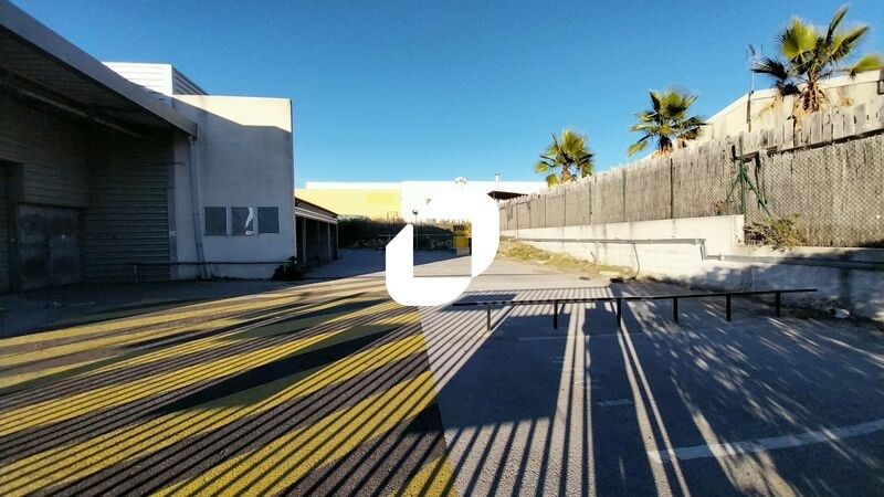 Locaux d'Activités de 616 m² non divisibles à Lou