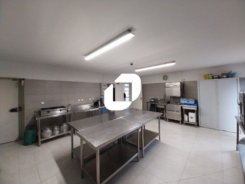 Situé à proximité immédiate de Béziers, le long d