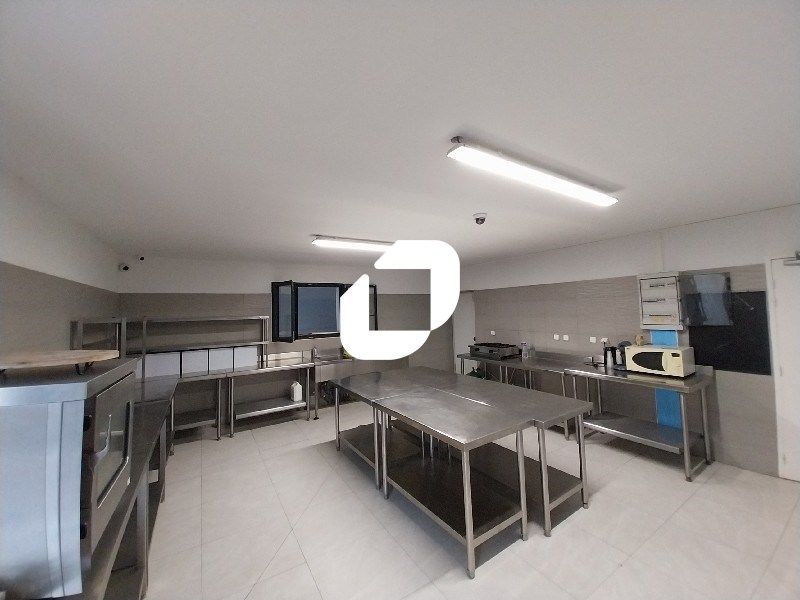 Situé à proximité immédiate de Béziers, le long d