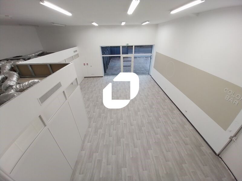 Local commercial / Bureaux disponible à la locati